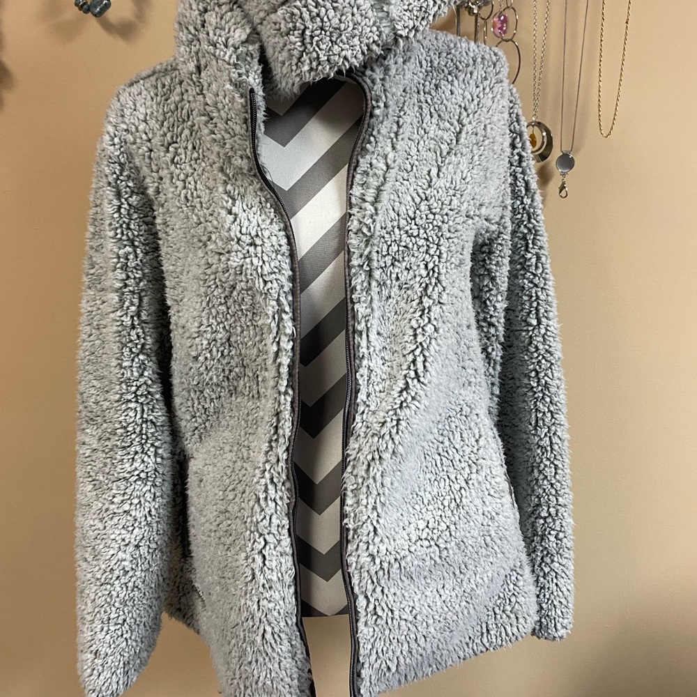 Sherpa Jacket. Simply Southern Boutique. Size medium.Inside and outside pockets.